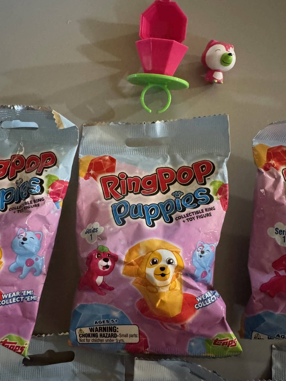 Topps Ring Pop Puppies Ring & Figure Blind Bag